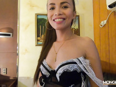 Белый турист отодрал на диване и обкончал молодую тайскую горничную