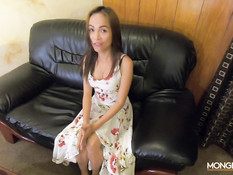 Белый турист отодрал на диване и обкончал молодую тайскую горничную