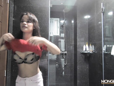 Он предложил тайской девке надеть костюм горничной и отымел в киску