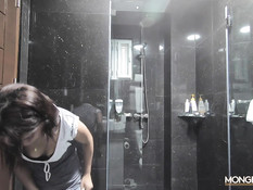 Он предложил тайской девке надеть костюм горничной и отымел в киску