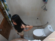 Тощая тайская брюнетка отсосала у туриста и получила сперму на лицо