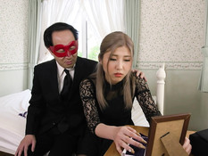Мужчина в маске трахает красивую молодую японскую блондинку в письку