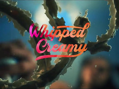 Двое парней свингеров ебут на большой кровати двух сисястых брюнеток