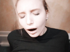 Русская блондиночка ебётся с парнем в купе и получает сперму в киску