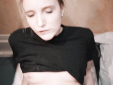 Русская блондиночка ебётся с парнем в купе и получает сперму в киску