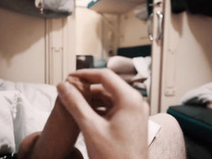 Русская блондиночка ебётся с парнем в купе и получает сперму в киску