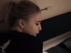 Русская блондиночка ебётся с парнем в купе и получает сперму в киску