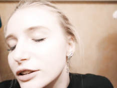 Русская блондиночка ебётся с парнем в купе и получает сперму в киску