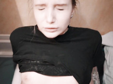 Русская блондиночка ебётся с парнем в купе и получает сперму в киску