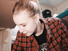 Светловолосая русская девчонка сосёт у попутчика член в купе поезда