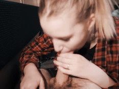 Светловолосая русская девчонка сосёт у попутчика член в купе поезда