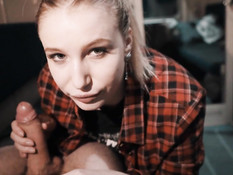 Светловолосая русская девчонка сосёт у попутчика член в купе поезда