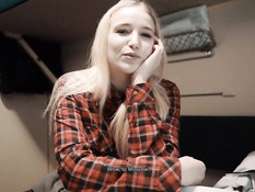 Светловолосая русская девчонка сосёт у попутчика член в купе поезда