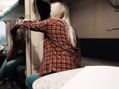 Светловолосая русская девчонка сосёт у попутчика член в купе поезда