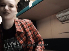 Светловолосая русская девчонка сосёт у попутчика член в купе поезда