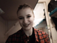 Светловолосая русская девчонка сосёт у попутчика член в купе поезда