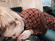 Светловолосая русская девчонка сосёт у попутчика член в купе поезда