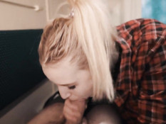 Светловолосая русская девчонка сосёт у попутчика член в купе поезда