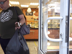 Бесстыжая сиськастая русская брюнетка гуляет по городу в голом виде