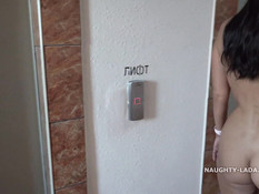 Бесстыжая сиськастая русская брюнетка гуляет по городу в голом виде