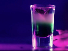 Грудастая русская девчонка делает минет двум мужчинам и даёт в анал