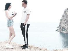 Отымел на кровати сисястую русскую брюнетку и кончил в бритую пизду