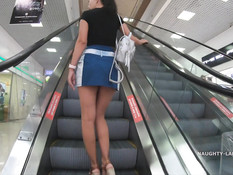 Бесстыжая сиськастая русская дамочка гуляет по магазинам без трусиков