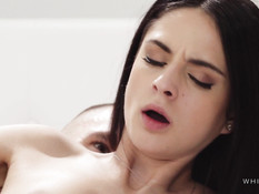 Бойфренд отодрал на кровати и обкончал молодую украинскую брюнеточку