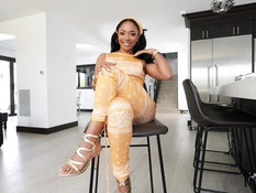 Пожилой белый мужчина отымел весёлую молодую мулатку и обкончал лицо