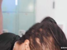 Молодая сиськастая мулатка трахается в киску и анус с белым мужчиной