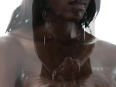 Негритянка с большой грудью натирает парня маслом и делает ему минет