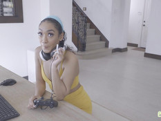 Ненасытная молодая мулатка ебёт себя вибратором и трахается с парнем