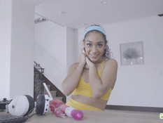 Ненасытная молодая мулатка ебёт себя вибратором и трахается с парнем