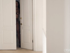 Небритый белый мужчина отымел и обкончал молодую грудастую шоколадку