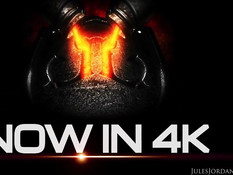 Мужик во дворе своей виллы отпердолил в вагину и анус молодую шатенку