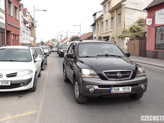 Бородатый парень отодрал в машине и на капоте юную блондинку с тату