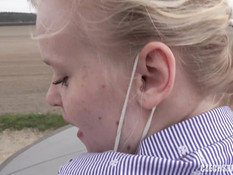 Бородатый парень отодрал в машине и на капоте юную блондинку с тату