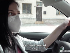 Бородатый парень отодрал в машине и на капоте юную блондинку с тату