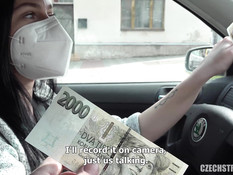 Бородатый парень отодрал в машине и на капоте юную блондинку с тату