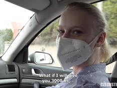 Бородатый парень отодрал в машине и на капоте юную блондинку с тату