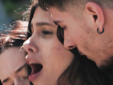 Две горячие молодые латинские брюнеточки трахаются с парнем на пляже