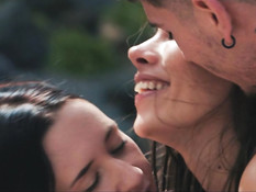 Две горячие молодые латинские брюнеточки трахаются с парнем на пляже