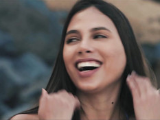 Две горячие молодые латинские брюнеточки трахаются с парнем на пляже