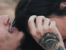 Две горячие молодые латинские брюнеточки трахаются с парнем на пляже