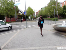 Пикапер оттрахал в подворотне в анус сисястую зрелую брюнетку с тату