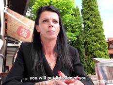 Пикапер оттрахал в подворотне в анус сисястую зрелую брюнетку с тату