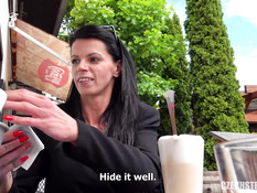 Пикапер оттрахал в подворотне в анус сисястую зрелую брюнетку с тату