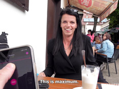 Пикапер оттрахал в подворотне в анус сисястую зрелую брюнетку с тату