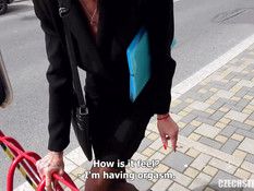 Пикапер оттрахал в подворотне в анус сисястую зрелую брюнетку с тату