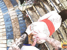 Сиськастая татуированная дама ебётся во все дырочки посреди развалин